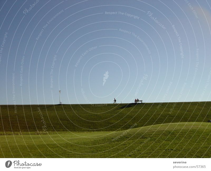 Am Deich Wiese grün Spaziergang wandern Lampe Himmel blau büsum Nordsee