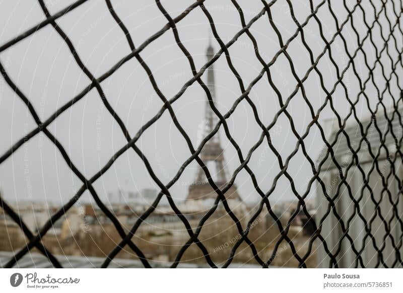 Eiffelturm durch den Zaun Paris Tour d'Eiffel Frankreich reisen Schutz Sicherheit Stadtbild Ansicht Kapital Europa Großstadt berühmt paris eiffelturm Symbol