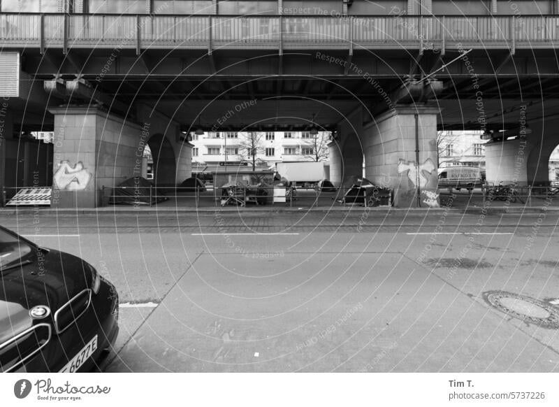 Obdachlos unter der Hochbahn Berlin Prenzlauer Berg s/w Obdachlose Schwarzweißfoto Stadt Stadtzentrum Hauptstadt bnw Außenaufnahme Tag Altstadt Menschenleer