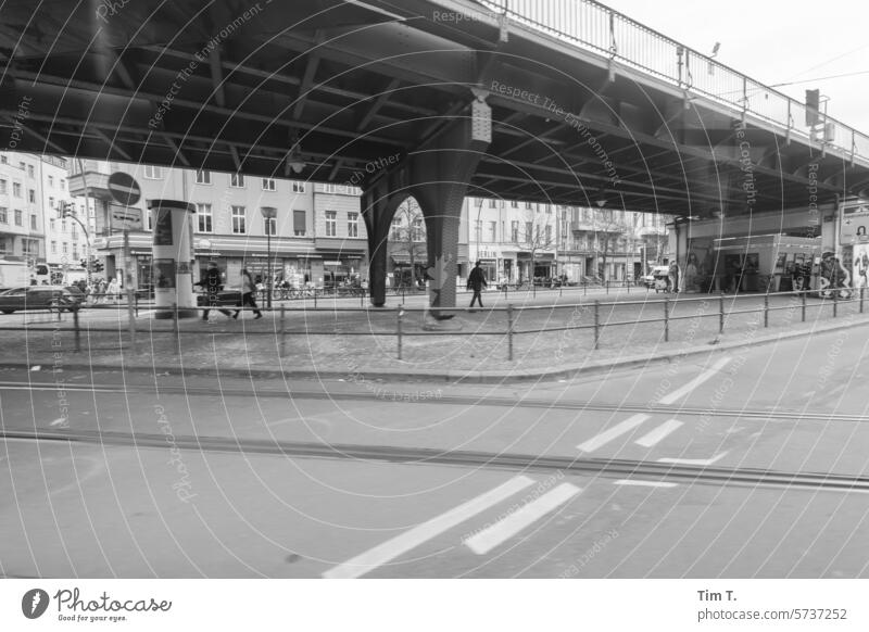 Ecke Schönhauser Momentaufnahme s/w Schönhauser Allee Prenzlauer Berg Berlin Stadt Hauptstadt Altstadt Stadtzentrum Außenaufnahme Bauwerk Schwarzweißfoto