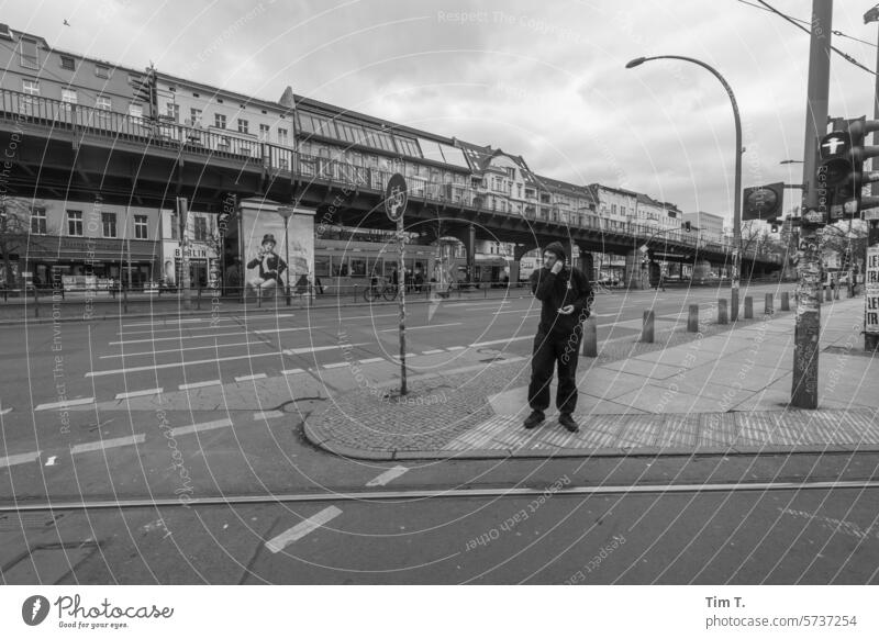 Ecke Schönhauser Prenzlauer Berg Berlin s/w Winter Hochbahn bnw Altstadt Schönhauser Allee Stadt Hauptstadt Stadtzentrum Außenaufnahme Schwarzweißfoto