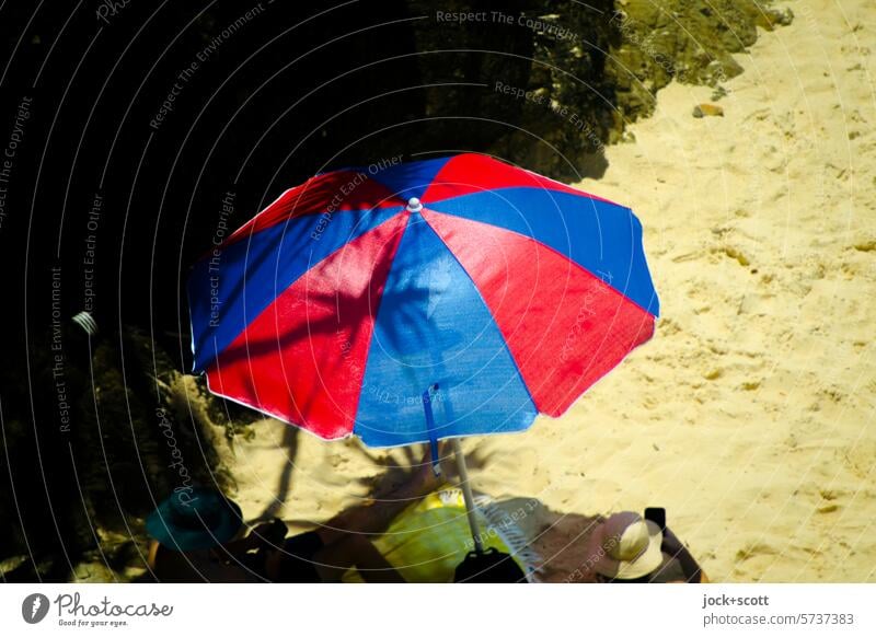 schattiger Platz unter dem Sonnenschirm Strand Sommer Ferien & Urlaub & Reisen Erholung Sommerurlaub Sonnenlicht Schatten Vogelperspektive Decke