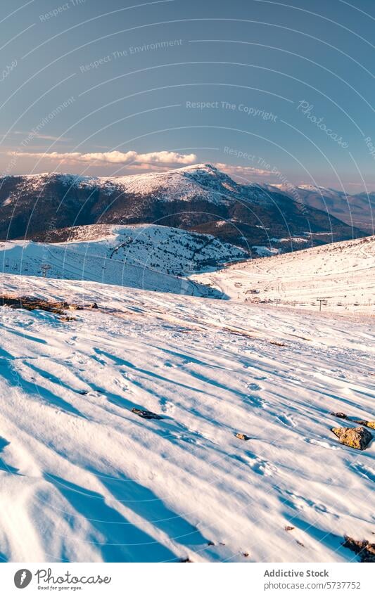 Schneebedeckte Landschaft der Sierra de Guadarrama bei Sonnenuntergang Winter sierra de guadarrama goldenes Licht Gipfel Tal Gelassenheit unverdorben Madrid