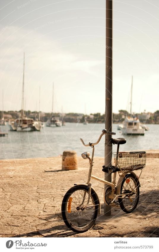 Öko-Harley Wasser Himmel Sommer Schönes Wetter Meer Schwimmen & Baden Hafen Anlegestelle Straßenbeleuchtung Strommast Fahrrad geschlossen Poller Jacht