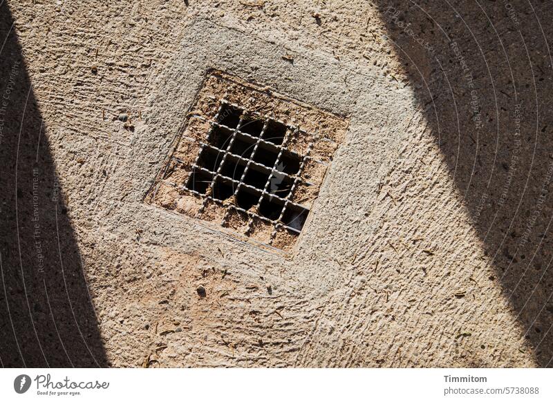 Quadrate in Quadraten Quadrate im Quadrat Metall Gitter Sand Beton Boden Schatten Strukturen & Formen Muster Detailaufnahme Menschenleer Vogelperspektive