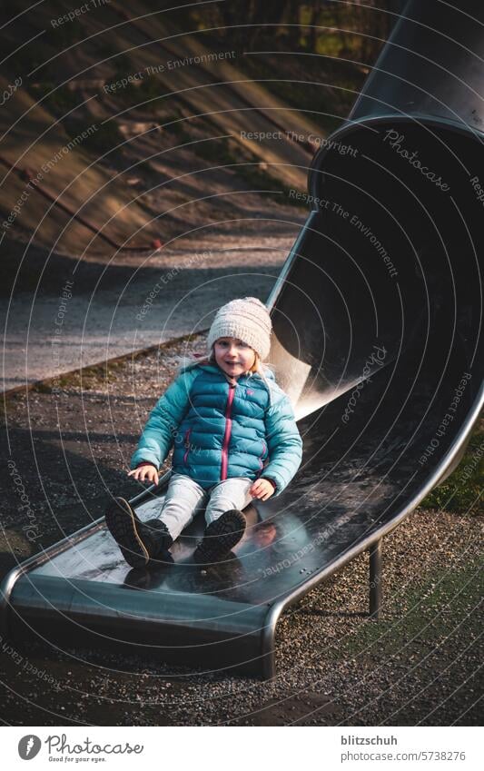 Mädchen auf einem  Spielplatz Spielen Kind Kindheit Freizeit Freude spielen Spaß Glück Kleinkind Kinderspiel Bewegung Lebensfreude Fröhlichkeit Natur Outdoor