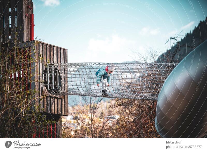 Mädchen auf einem  Spielplatz Spielen Kind Kindheit Freizeit Freude spielen Spaß Glück Kleinkind Kinderspiel Bewegung Lebensfreude Fröhlichkeit Natur Outdoor