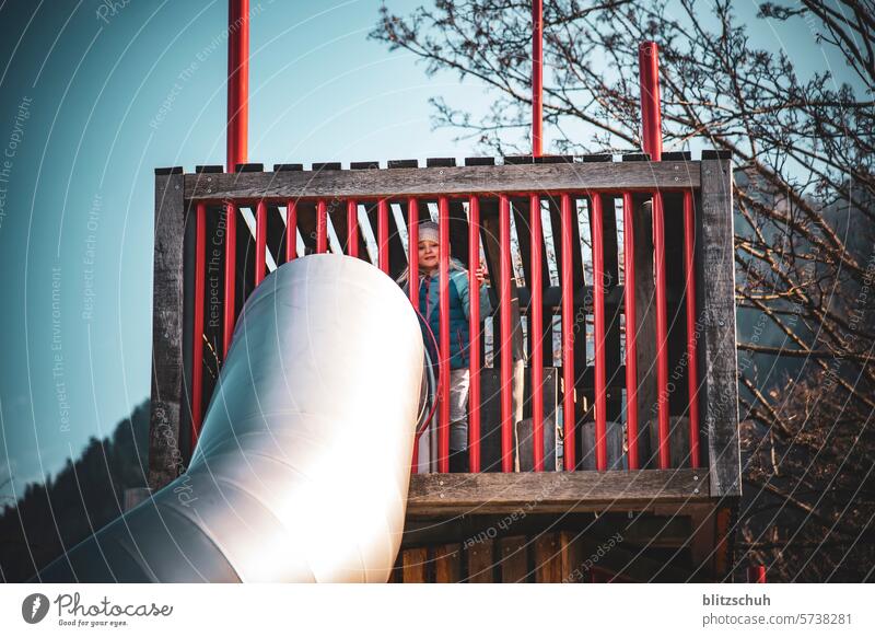 Mädchen auf einem  Spielplatz Spielen Kind Kindheit Freizeit Freude spielen Spaß Glück Kleinkind Kinderspiel Bewegung Lebensfreude Fröhlichkeit Natur Outdoor