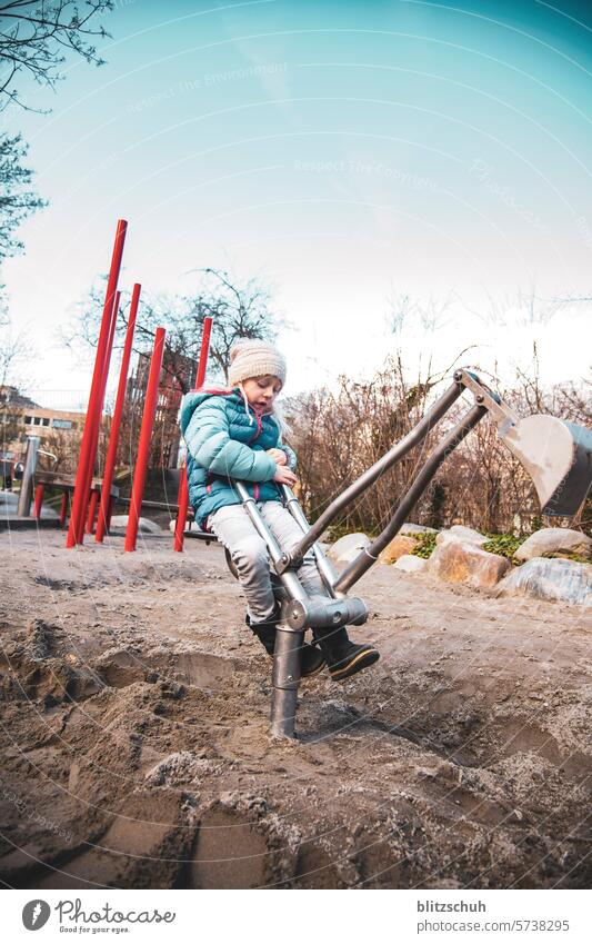 Mädchen auf einem  Spielplatz Spielen Kind Kindheit Freizeit Freude spielen Spaß Glück Kleinkind Kinderspiel Bewegung Lebensfreude Fröhlichkeit Natur Outdoor