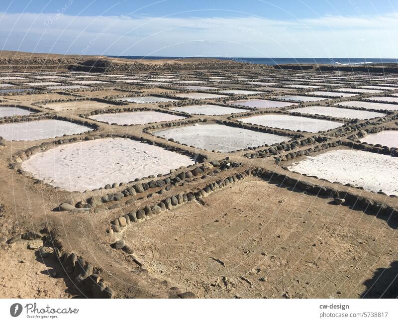 Salzgewinnung Saline Außenaufnahme Meersalz Menschenleer Mallorca Wasser Farbfoto blau weiß