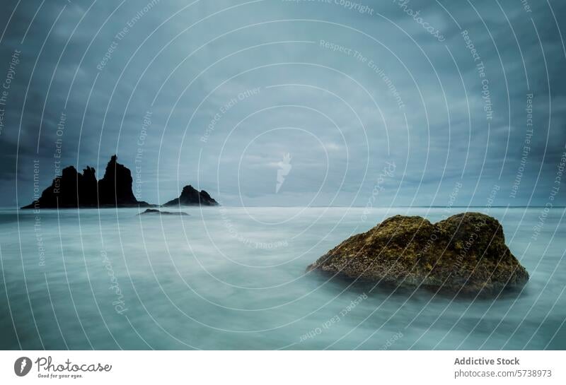 Ätherischer Nebel umhüllt die Felsen am Playa de Benijo unter einem düsteren Himmel und bietet eine stimmungsvolle und fesselnde Meereslandschaft Strand