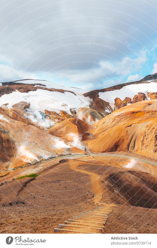 Geothermische Wunder von Kerlingarfjoll in Island kerlingarfjoll Landschaft Geothermie Verdunstung entlüftet Rhyolith Berge Schnee Blauer Himmel pulsierend