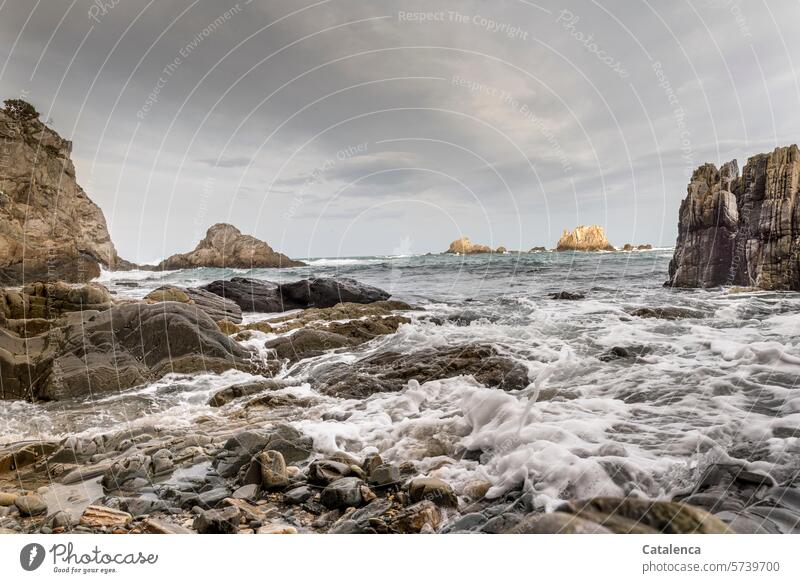 Am Meer Natur Schönes Wetter Tageslicht Felsen Himmel Urlaub Tourismus Ferien & Urlaub & Reisen Landschaft Strand Steine Felsformation Gischt Brandung Wellen