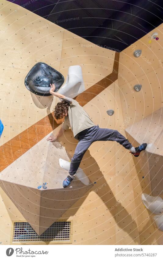 Dynamische Indoor-Boulder-Action Aufsteiger Bouldern im Innenbereich Wand Aktion Stärke Beweglichkeit Sport Klettern dynamisch Übung Fitness Hobby Lifestyle