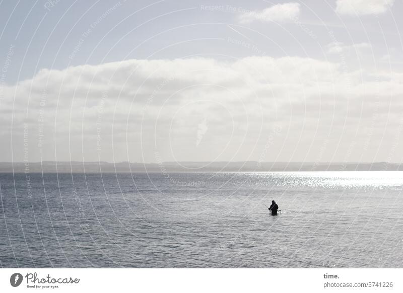 der beißt nicht, der will nur spielen Küste Meer Ostsee Himmel Wetter Schutz Sicherheit Wolken Landschaft Wasser Natur Angler angeln Horizont Wellen Gegenlicht