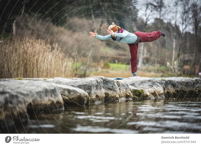 Yoga am See yoga frau green meditation ruhe selfcare selbstliebe entspannung routine sport matte yogi asana mindfulness chakra stressabbau innerer frieden