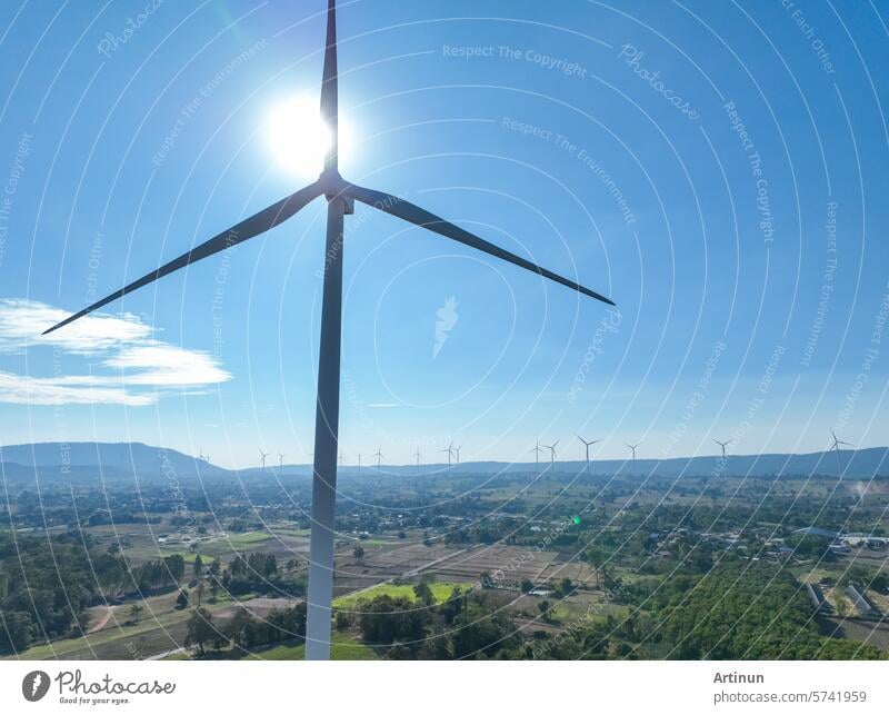 Landschaft eines Windparks. Windenergie. Windkraft. Nachhaltige, erneuerbare Energie. Windturbinen erzeugen Strom. Nachhaltige Entwicklung. Grüne Technologie für nachhaltige Energie. Grüne Energie.