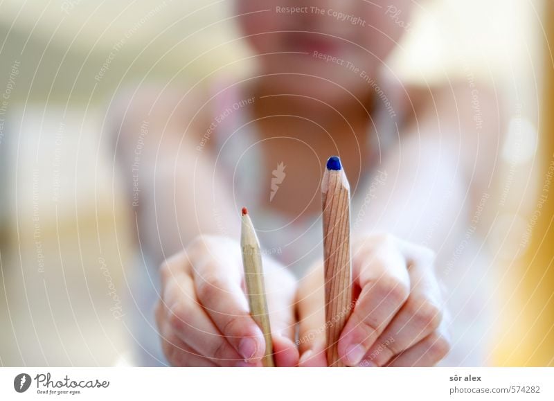 dick + dünn Kindererziehung Bildung Schule lernen Schulkind Schüler Mensch Kleinkind Hand 1 Schreibstift Farbstift Schreibwaren blau rot Kreativität wählen