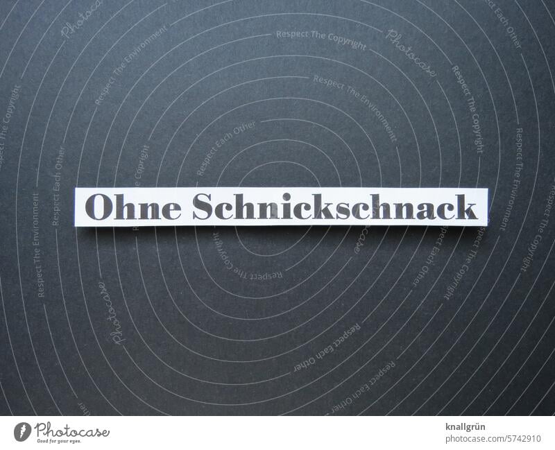 Ohne Schnickschnack Text direkt Wenig pur wenige Erwartung reden Buchstaben Wort Satz Letter Mitteilung Kommunikation Farbfoto Hinweisschild