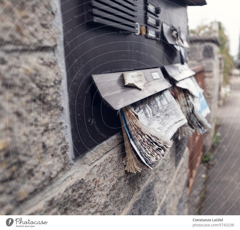 Überquellender Briefkasten - unbekannt verzogen Post Zeitung vergessen ausgezogen Werbung Kommunizieren Haus Häusliches Leben Postbote Zustellung Leerstand