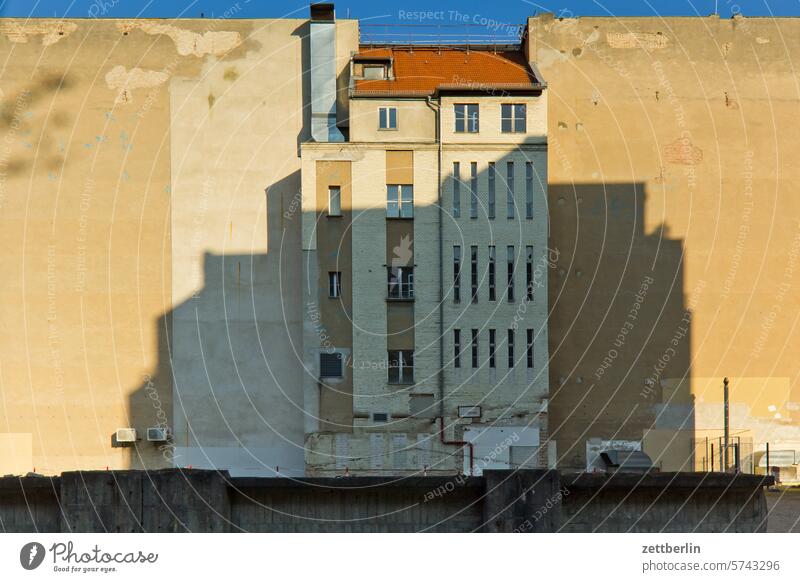 Fassade in Berlin-MItte hinterhof wohnen urban tägliches leben szenerie städtereise street photography straßenfotografie stadtbezirk schatten platz mitte licht