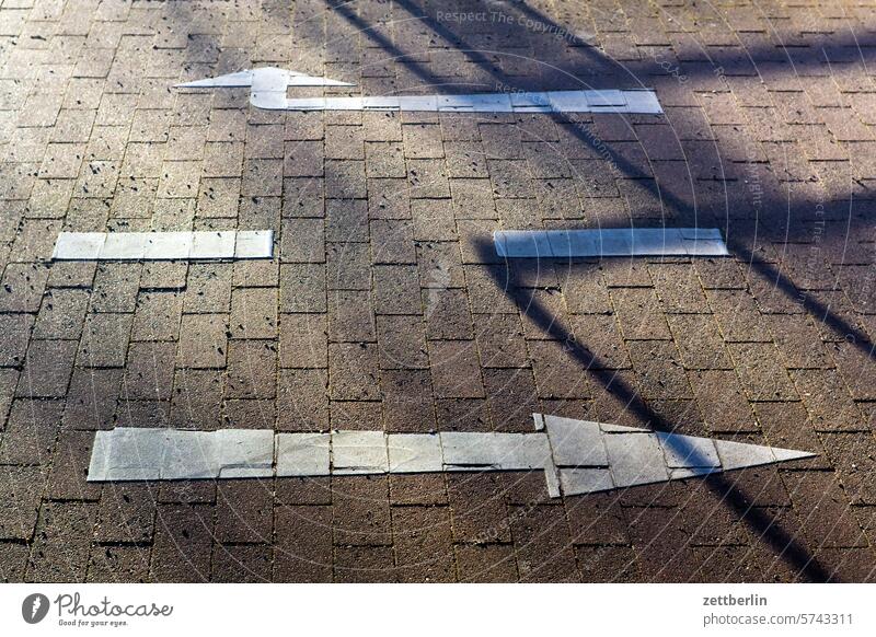 Pfeile berlin city deutschland froschperspektive hauptstadt innenstadt kiez leben platz schatten stadtbezirk straßenfotografie street photography städtereise