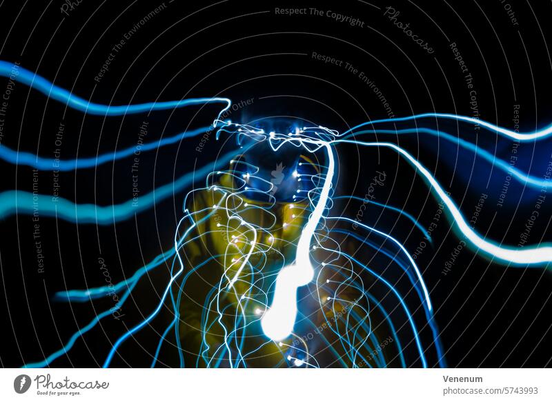 Abstraktes Portrait eines Mannes mit Lichtspuren einmalig Unikat porträtfotografie portraits Porträts Fotografie Fotokunst blau gelb abstrakte kunst