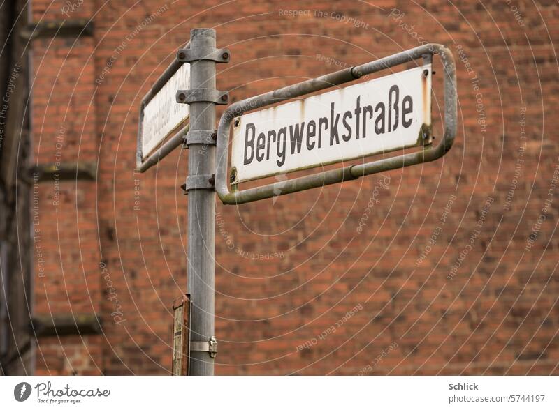 Es war einmal, Straßenschild Bergwerkstraße und rote Backsteinwand im Hintergrund Strassenschild Backsteinhaus Grubensiedlung Haus Backsteine Wand Mauerwerk