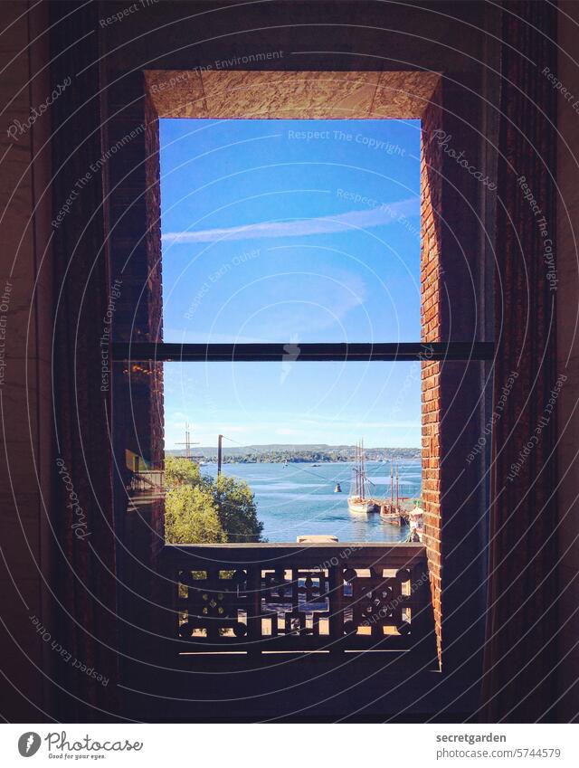 schöne Aussichten Oslo Norwegen Blick Fenster Himmel blau Backstein Gebäude dunkel hell Wasser Meer See Brüstung Architektur Außenaufnahme Farbfoto Haus Stadt