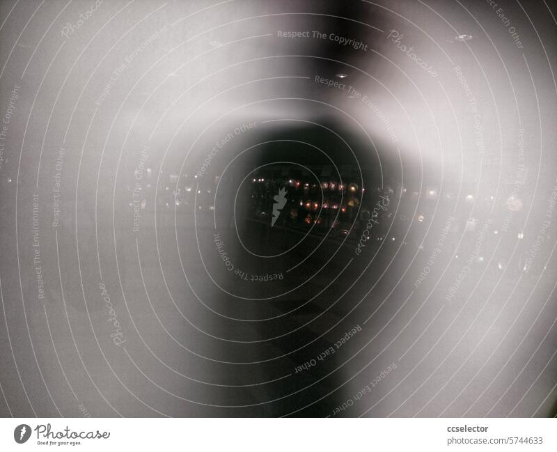 Eine menschliche Silhouette hinter einer Milchglasscheibe Mystik mystisch geheimnisvoll Stimmung Nebel Einsamkeit dunkel unheimlich gruselig düster