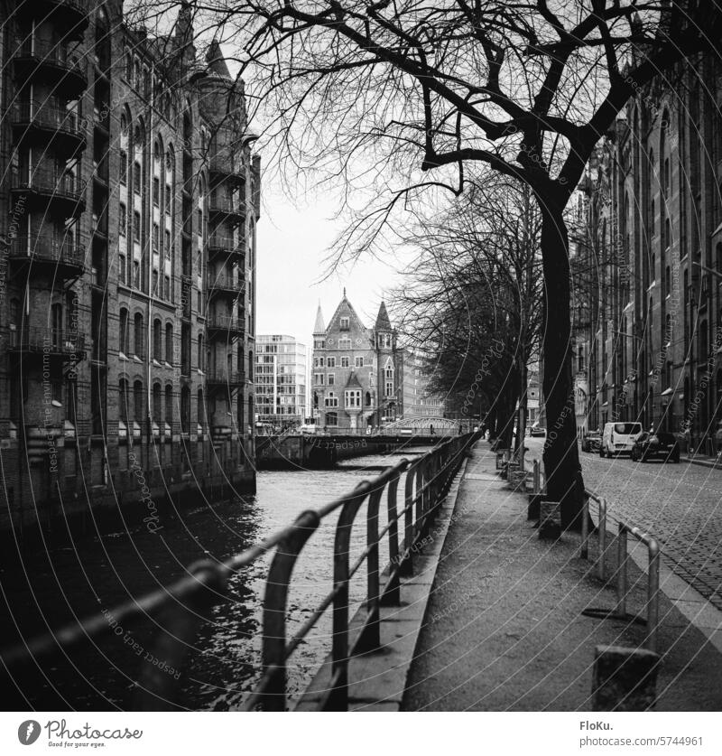 Kontorhaus Am Sandtorkai Hamburg Speicherstadt analog schwarzweiß Alte Speicherstadt Architektur Brücke Sehenswürdigkeit Wasser historisch Wahrzeichen Backstein