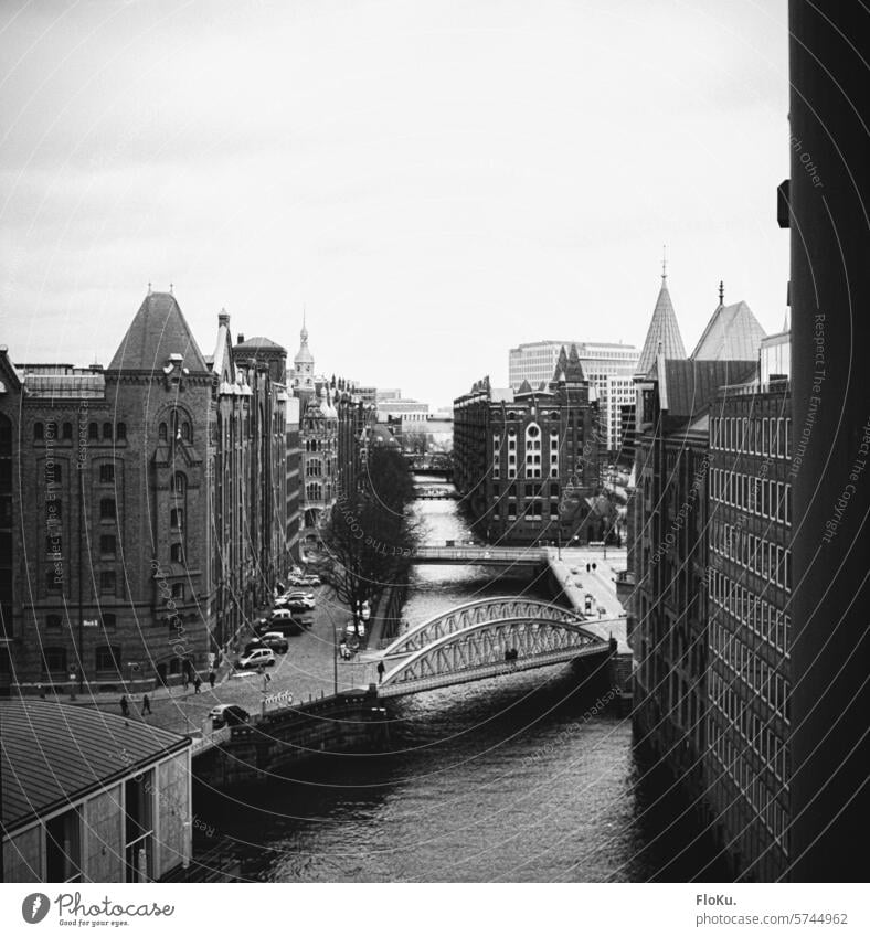 Speicherstadt Hamburg analog von oben Analogfoto Alte Speicherstadt Architektur Sehenswürdigkeit Brücke Wasser Bauwerk Gebäude Wahrzeichen Fassade historisch