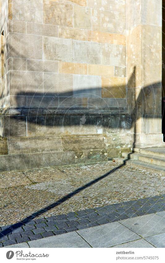 Wehende Fahne menschenleer gehweg bürgersteig klassizismus wahrzeichen denkmal unter den linden Neue Wache hängen wehen wind fahnenmast urban tägliches leben