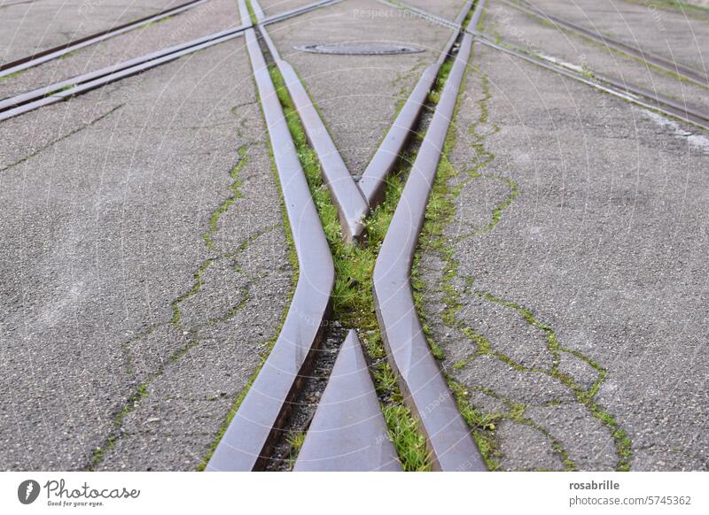 Karlsruhelos | senk ju for treweling | Schienenkreuzung Kreuzung industriell Transport Verkehr Bahn Industrie Weg grau Schienennetz Güterverkehr & Logistik