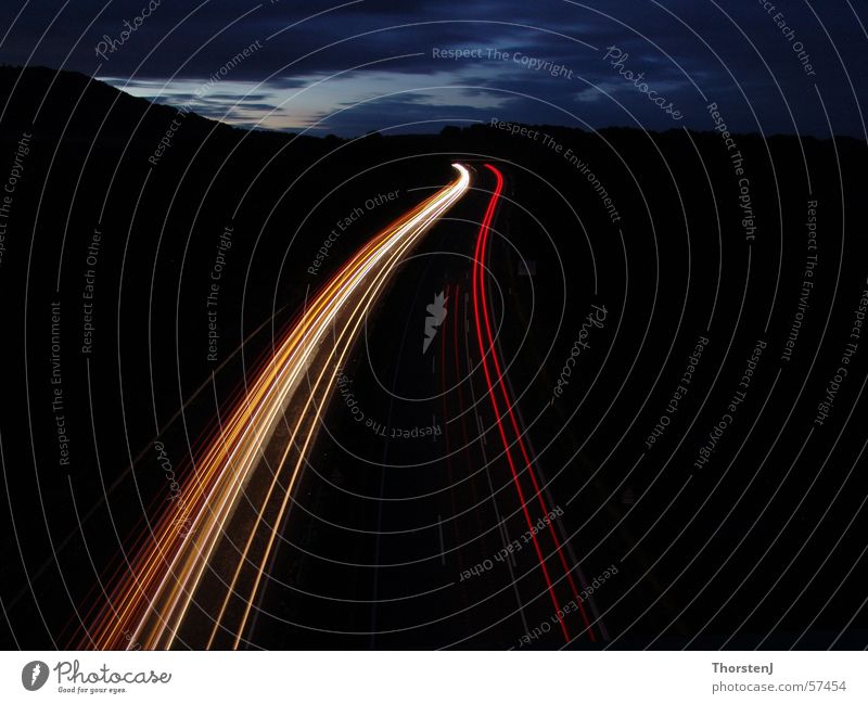 Autobahn bei Nacht Langzeitbelichtung