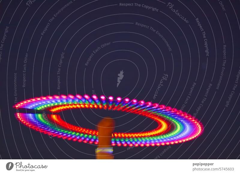 Bunte Lichterkette wird bei Nacht von einer Hand schnell gedreht dunkel Beleuchtung leuchten Abend Unschärfe glänzend Feste & Feiern Bewegungsunschärfe
