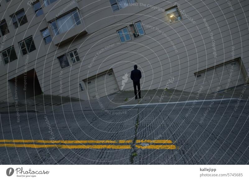 spanner Straße schief schräg Risse Spalte Schraubenschlüssel fenster öffnet licht wohnhaus wohnen human Rückansicht Kapuzenpulli Kaputze urban Haus Gebäude