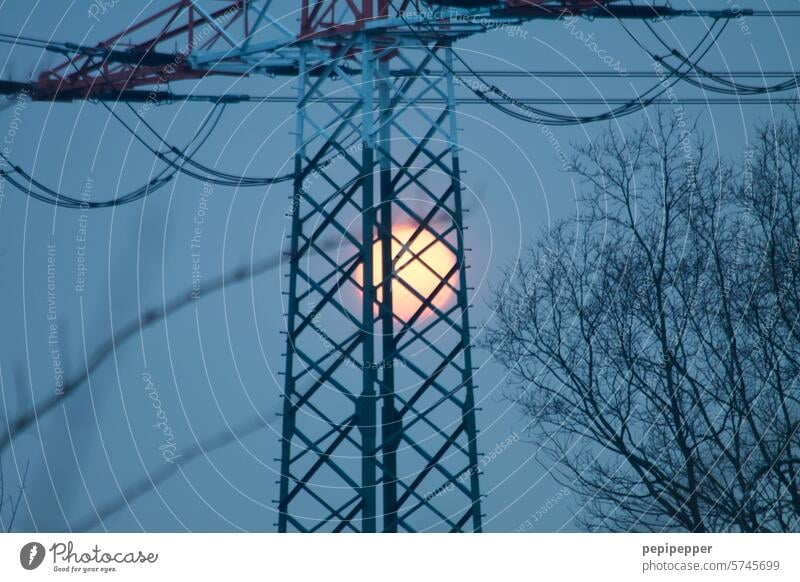 Sonnenuntergang hinter einer Stromleitung Sonnenuntergangsstimmung Sonnenuntergangshimmel Sonnenuntergangslicht Abendstimmung Abenddämmerung Dämmerung Himmel