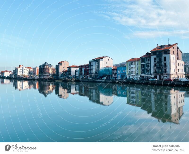 Bilbao Architektur im Fluss Nervion, Bilbao, Spanien Reiseziele Nervionsfluss Stadtbild Großstadt Fassade Gebäude Struktur Konstruktion Dachterrasse Ansicht