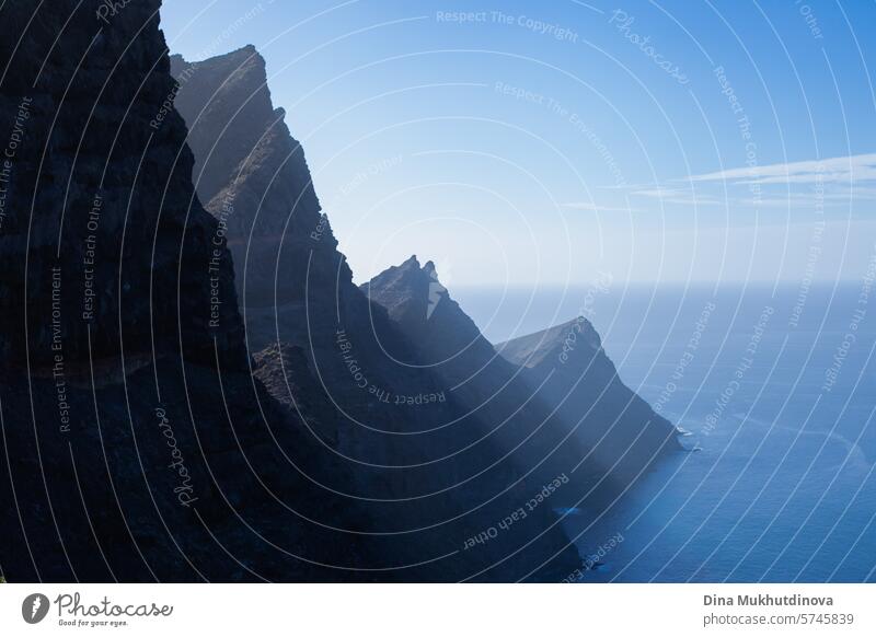 Klippen und Felsen am Meer horizontale Landschaft in blauer Farbe Wasser Natur Küste Wellen Strand Ferien & Urlaub & Reisen Außenaufnahme Himmel Farbfoto Stein