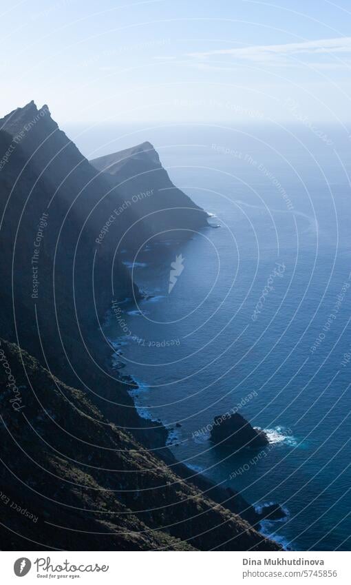 Klippen und Felsen am Meer vertikale Landschaft in blauer Farbe Wasser Natur Küste Wellen Strand Ferien & Urlaub & Reisen Außenaufnahme Himmel Farbfoto Stein