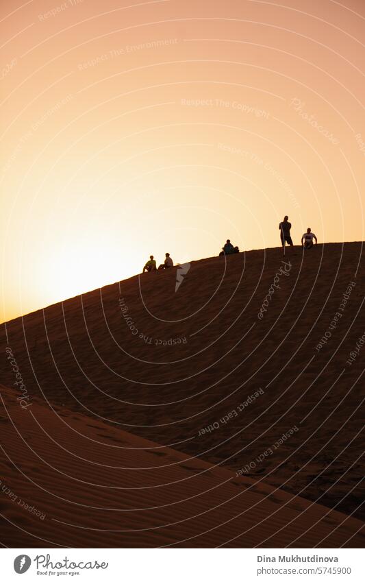 entfernte Silhouetten von Menschen auf den Sanddünen Dunes Ferien & Urlaub & Reisen reisen Natur Landschaft wüst Strand Sandstrand Farbfoto Sommer sandig Düne