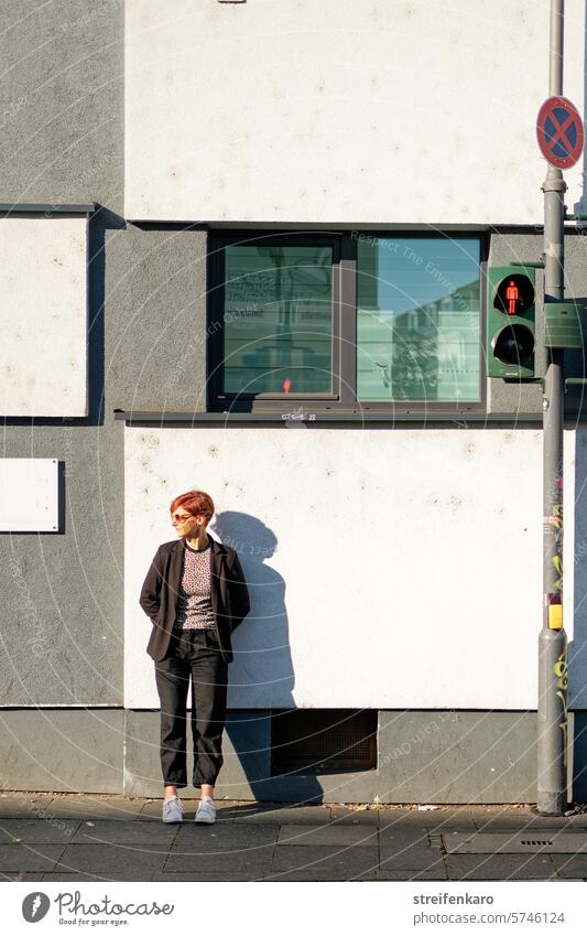 Warten auf wasauchimmer Frau Frau mittleren Alters Straße Ampel warten stehen blick nach links Farbfoto Außenaufnahme Erwachsene Lächeln Mensch Bürgersteig