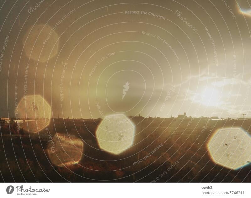 Wechselnd bewölkt Stadtsilhouette Panorama (Aussicht) Sonnenuntergang Ferne Sonnenlicht Wassertropfen Sonnendurchbruch Horizont Regen Himmel Wetter Menschenleer