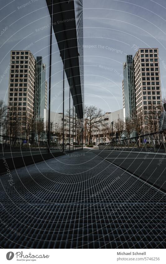 Spiegelung Spiegelungen Reflexion & Spiegelung Fenster Fensterscheibe Architektur Glasscheibe Fassade Scheibe Hochhaus Hochhausfassade Stadt Stadtfotografie