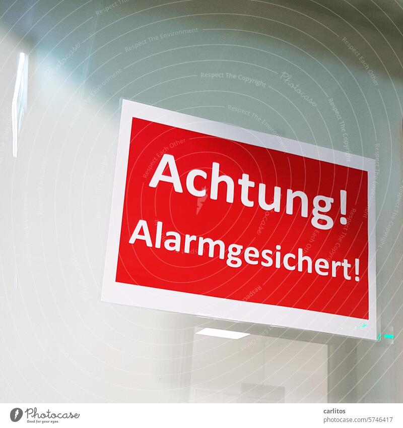 Unbrauchbar | dieses Foto ist unkreativ Schild Warnung Alarm gesichert Rot Hinweisschild Schilder & Markierungen Warnschild Warnhinweis Sicherheit Achtung