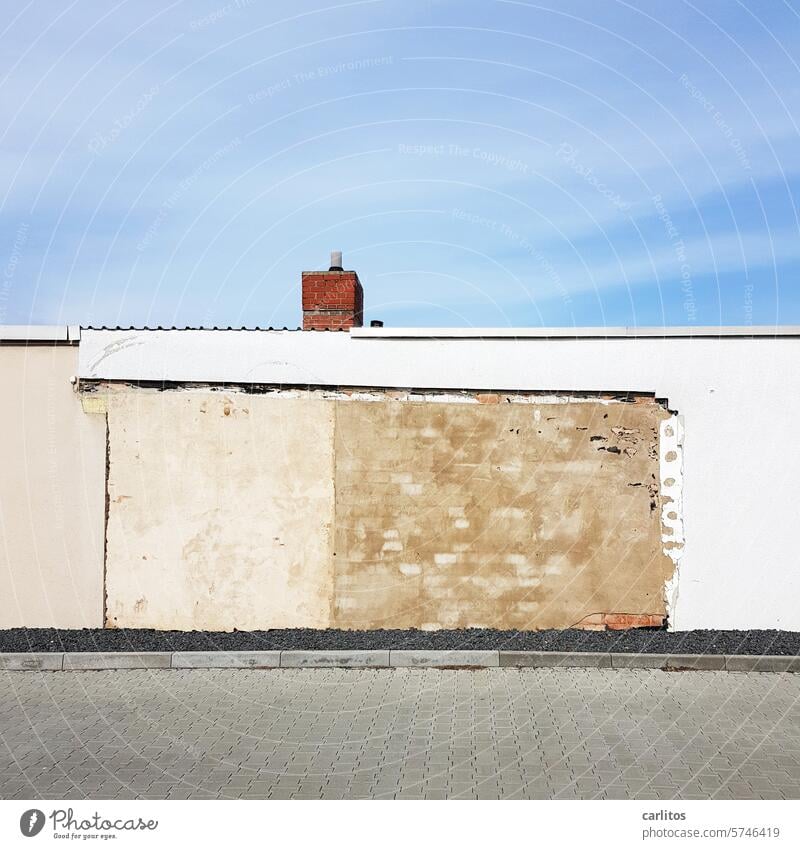 Wer hat meine Garage geklaut !?! Wand Abriss Putz Fehlstelle Schornstein Bordstein Mauer Fassade Gebäude Bauwerk Architektur trist