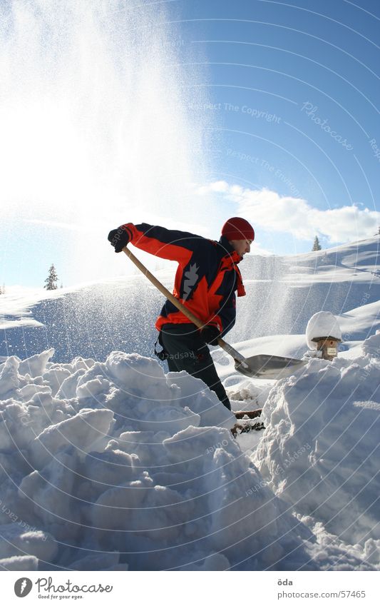 Schnee schaufeln Mann Arbeit & Erwerbstätigkeit Schaufel Licht Winter Schneelandschaft kalt Eis Jacke freischaufeln Sonne Aussicht mammut extreme Wege & Pfade