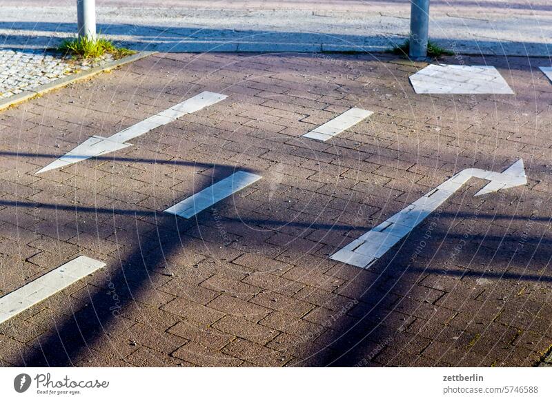 Nach rechts oder lieber zurück? berlin city hauptstadt innenstadt kiez leben licht mitte platz schatten stadtbezirk straßenfotografie street photography