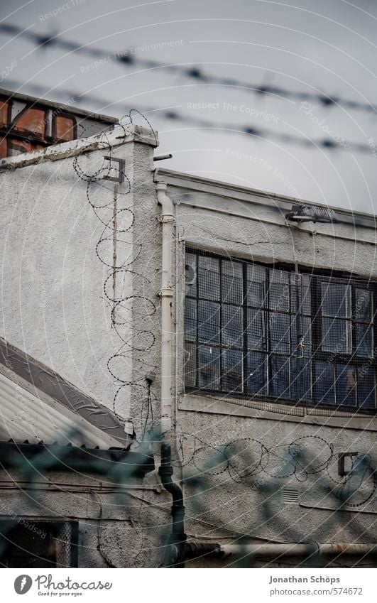 Knast Haus Industrieanlage Fabrik Bauwerk Gebäude Architektur Mauer Wand Fassade Fenster Aggression dunkel gruselig stachelig Stacheldraht Stacheldrahtzaun